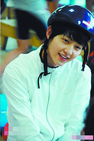 宋仲基坚持了长达10年的短道速滑专业训练，最终因为脚踝的伤病，不得不放弃当运动员的梦想。