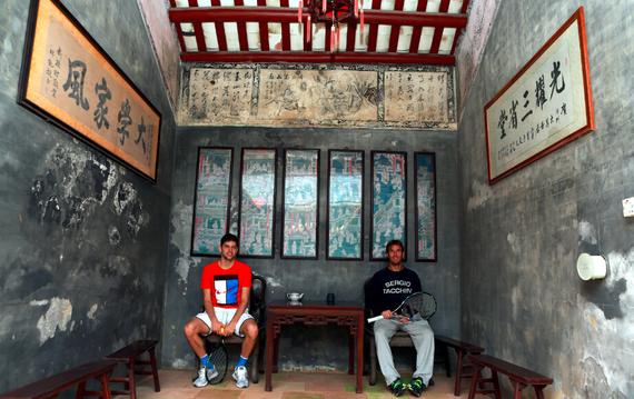 赫曼奴(右)、克拉吉诺维奇感受客家文化