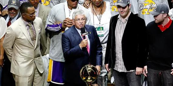 乔伊-巴斯（右二）