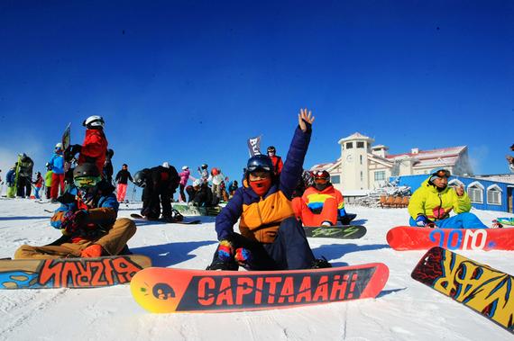 图为一群滑雪爱好者在雪场玩单板。黑龙江日报记者王志强摄