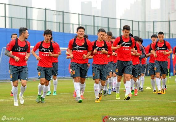 国足备战一脸轻松