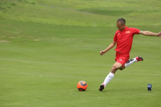 足球高尔夫锦标赛揭幕栾晨张云龙再夺冠