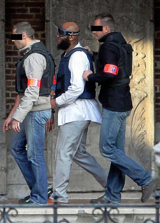 特拉贝尔西多次与恐怖组织产生联系,据bbc报道,他曾经飞抵阿富汗多次