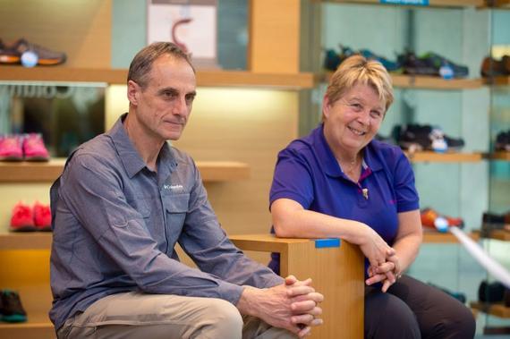 UTMB创始人兼CEO凯瑟琳女士(右)与国际越野跑协会主席米歇尔先生(左)