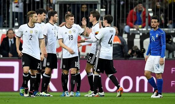 克罗斯与队友庆祝进球