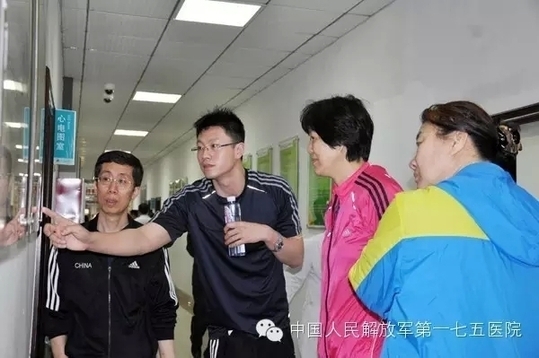郎平与队医、教练队员一起