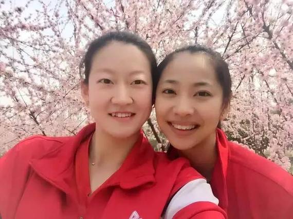 天津女排队员陈丽怡和王茜