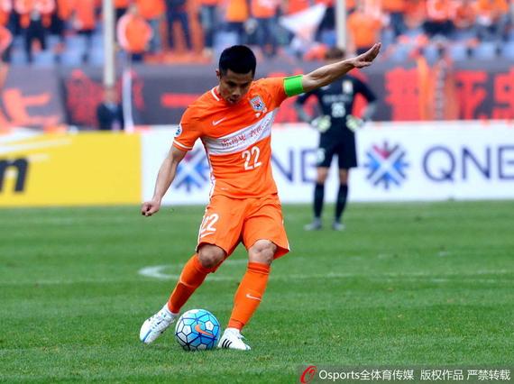 蒿俊闵再秀精准脚法 横梁挂靴任意球精准制导|图