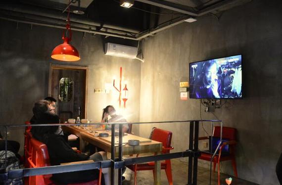 培训休息间隙最强大脑们观看《围棋》纪录片