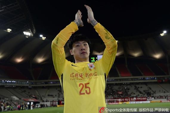 鲁能门将王大雷赛后谢场