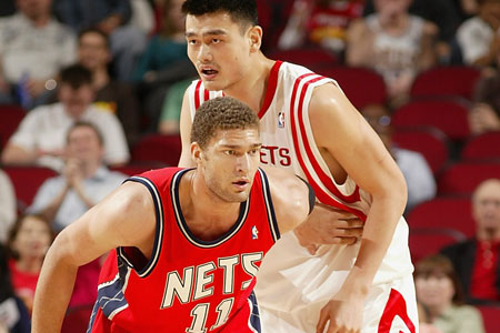 洛佩兹在比赛中与姚明对位