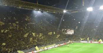 双方球迷合唱《你永远不会独行》