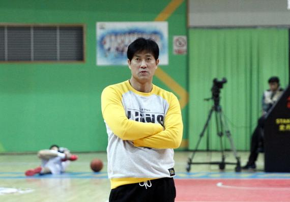 辽篮名宿李晓勇现在广厦担任助理教练