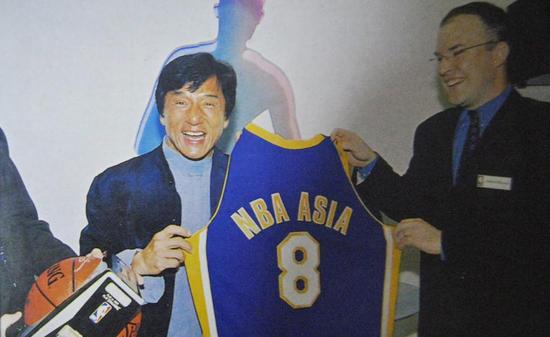 除了这些女明星,很多中国男明星对科比-布莱恩特同样的崇拜有加,成龙