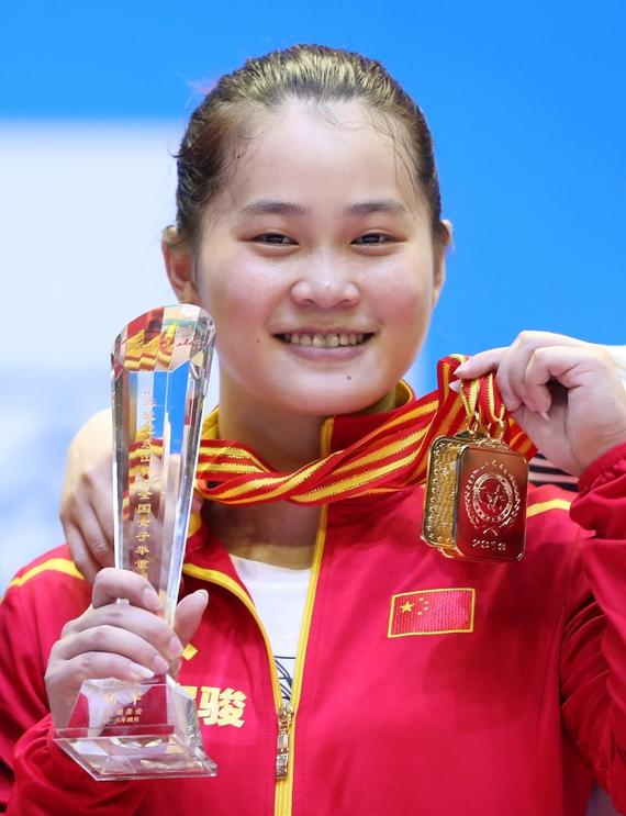 全锦赛女举63公斤邓薇揽三金