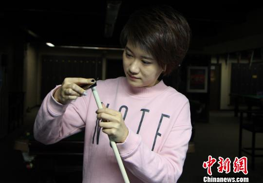 韩雨保养球杆。 韩冰 摄