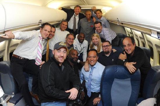 > 正文  几小时后,湖人球队专机在la落地,科比走下飞机那一幕,被湖人