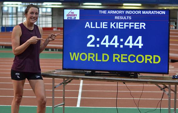 室内马拉松选手跑完211圈破纪录