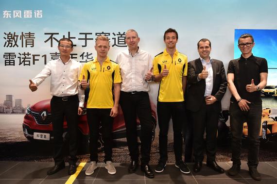 左起：东风雷诺市场销售部部长熊毅先生、F1车手凯文-马克努森、雷诺运动用户赛车项目总监Jean-Pascal Dauce、F1车手乔利恩-帕尔默、东风雷诺市场销售部副部长Nicolas MONNOT先生及挑战环节冠军合影