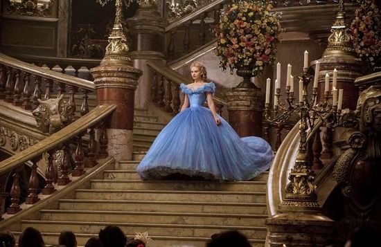 女主角辛德瑞拉由莉莉·詹姆斯饰演,此前她在热播英剧《唐顿庄园》中