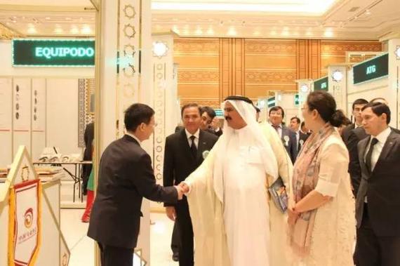 土库曼副总理参观中国展位（图片由新华社提供）