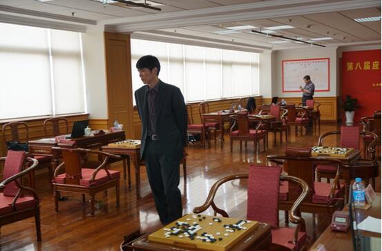 应氏杯16强午休时刻 李世石则照例留在赛场逡巡
