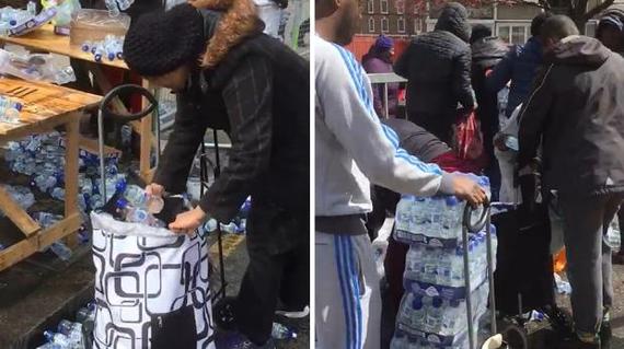 伦敦马拉松民众哄抢补给水