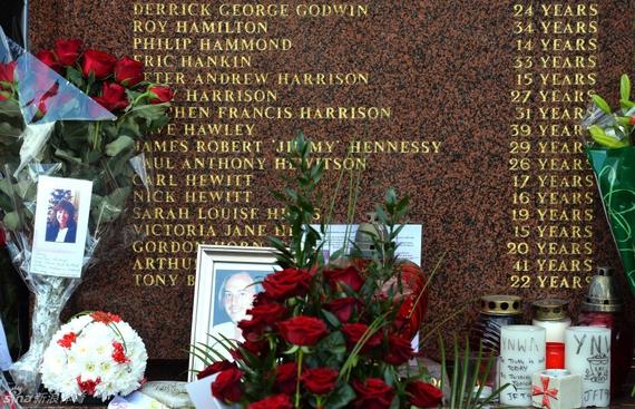 鲜花祭奠希尔斯堡惨案逝者