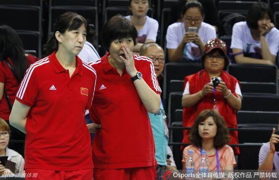 中国女排主教练郎平与领队赖亚文