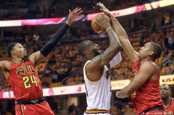 骑士险些遭到老鹰逆转