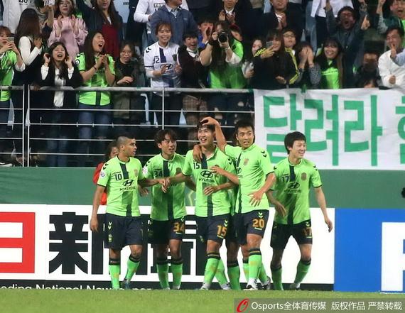 全北球员庆祝进球