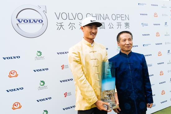 通盈集团董事长石林为李昊桐颁奖