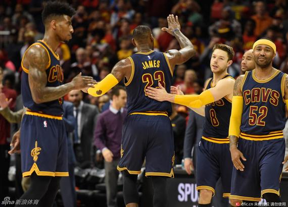 骑士靠神准三分逆转老鹰