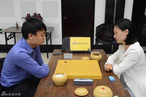 唐奕(右)不敌蔡竞