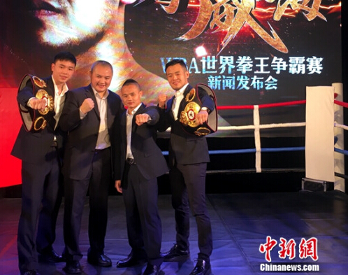 熊朝忠(右二)与裘晓君(右一)