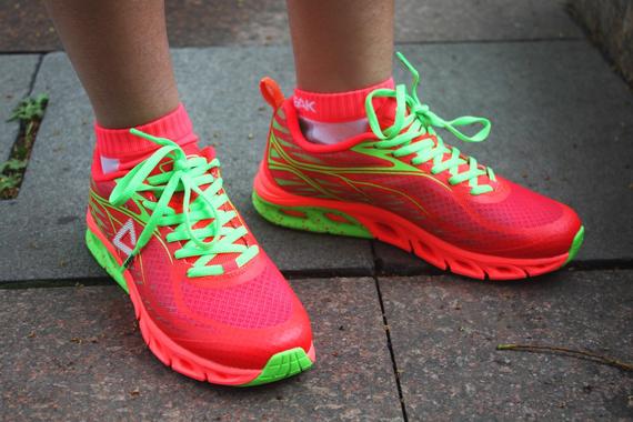 匹克悦跑四代测评：春日一抹亮色，超高性价比装备。