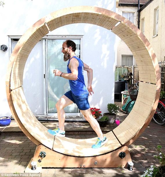 英男子造"仓鼠跑轮"跑24小时