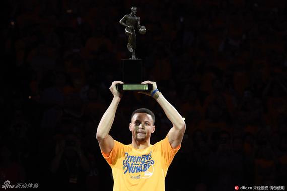 库里主场举起MVP奖杯