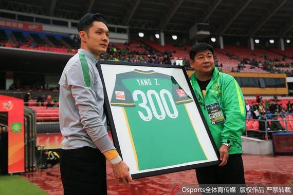 杨智获赠300场纪念战袍