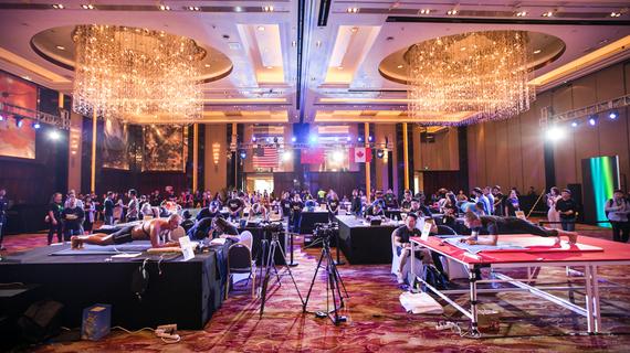 世界PLANK好手齐聚京城，毛卫东8小时01分01秒创纪录。