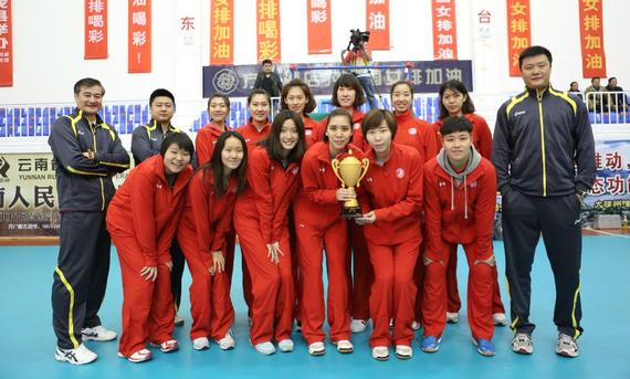 上海女排捧杯 (来源：上海东浩兰生女排俱乐部微博)