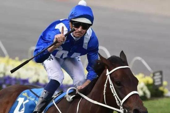 布文策骑‘云丝仙子’赢下2015年觉士盾