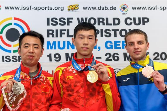 男子10米气步枪三甲合影