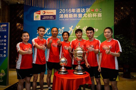 红牛“羽林争霸”苏州城市赛冠军队伍与汤尤杯合影