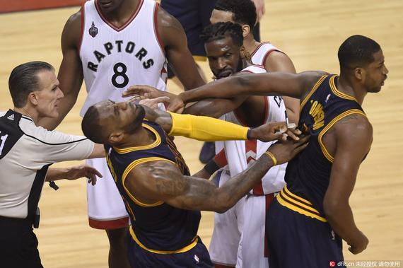 詹姆斯被吐槽的一幕