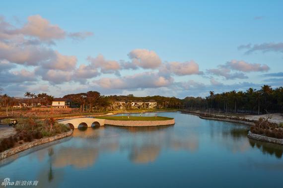 巴厘岛国家高尔夫俱乐部的17号洞也是个没有球道的岛屿果岭洞