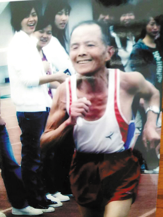 80岁时，老人参加台州师专校运会