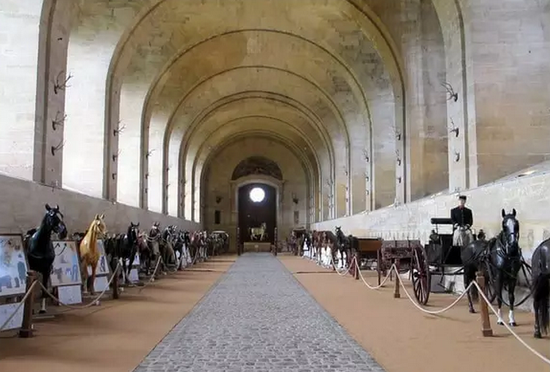 此外,尚蒂伊还有一个美丽的活马博物馆,里面养着数十匹名种马,每一匹