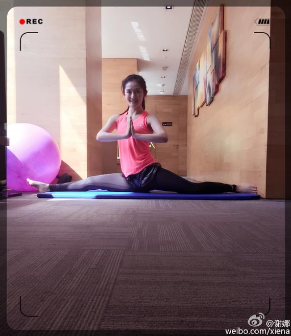 谢娜晒一字马运动图附张杰语录。