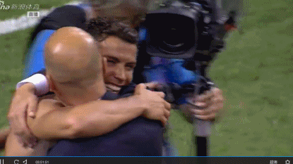 C罗和齐达内深情相拥并且耳语